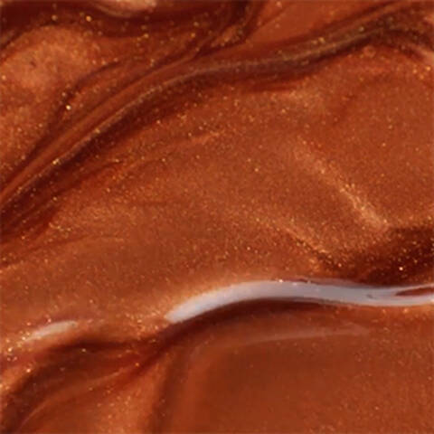 Une photographie d'un liquide couleur cuivre scintillant tres proche, eclairage naturel, gros plan.