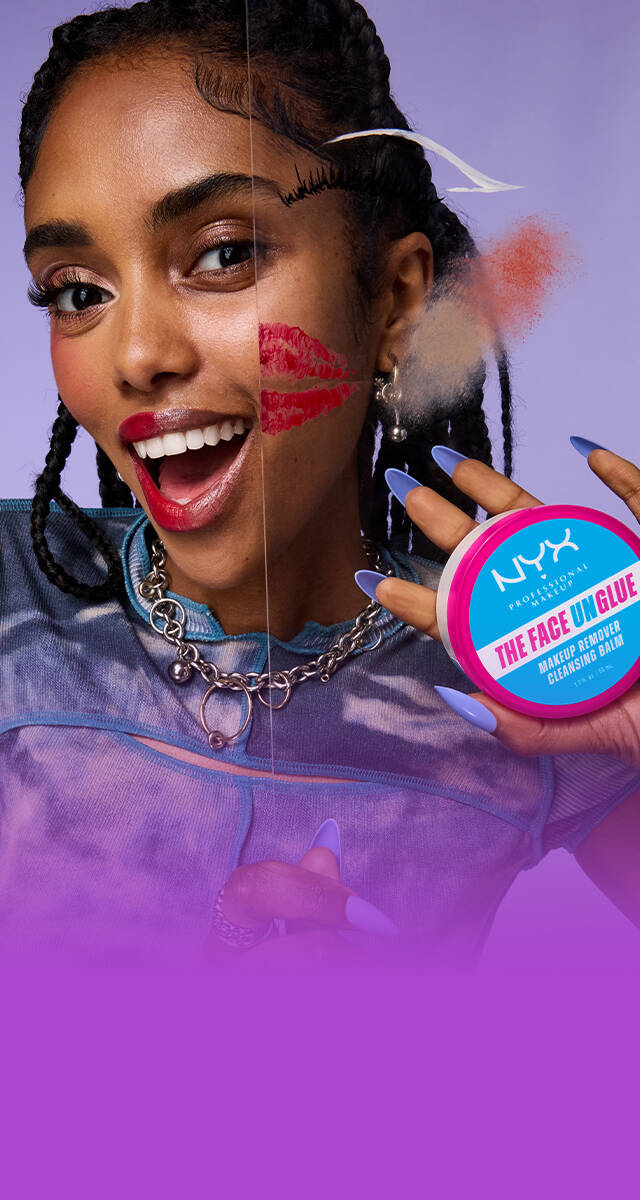 Le nouveau produit The Face Unglue est tenu dans la main d'une personne qui a du maquillage uniquement sur la moitie du visage. L'autre partie du visage a ete demaquillee par le baume The Face Unglue. Le fond est violet clair.