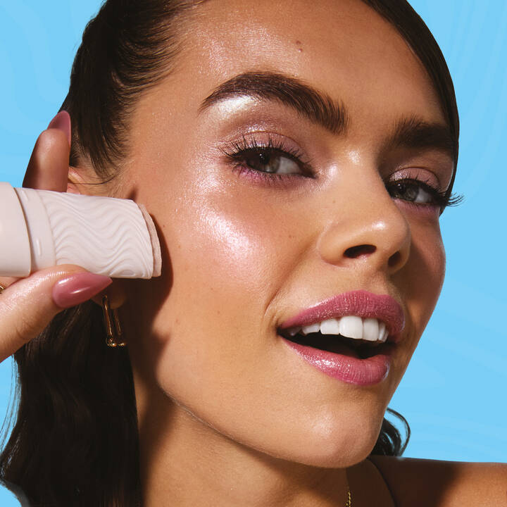 La nouveaute NYX PM : l'highlighter buttermelt stick, disponible en 14 teintes.