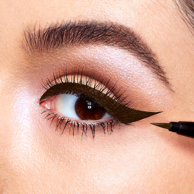 Eyeliner graphique pour yeux marron