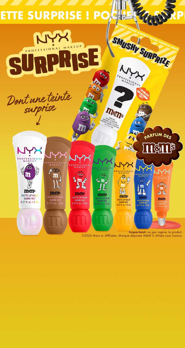 Une pince de machine a pinces saisissant un emballage de produit de maquillage jaune vif, orne de bonbons au chocolat M&M's et d'un point d'interrogation, aux cotes de plusieurs tubes de baume a levres de differentes couleurs (blanc, marron, rouge, vert, jaune, bleu, orange), chacun arborant un personnage de bonbon au chocolat M&M's, le tout sur un fond degrade orange et jaune, dans une photographie de studio prise en plongee, a hauteur des yeux, et tres bien eclairee.	