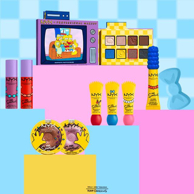 Une collection de produits de maquillage sur le theme de la serie animee "The Simpsons" comprenant deux blushs liquides, une palette de fards a paupieres ressemblant a un televiseur, deux poudres d'highligherts ronds en forme de donuts, un fixateur de sourcils et trois baumes a levres mats, disposes sur un fond bleu surmonte d'un motif a carreaux bleu clair, avec des rectangles unis jaunes et roses en bas, photographies a hauteur des yeux avec un eclairage artificiel vif et uniforme.