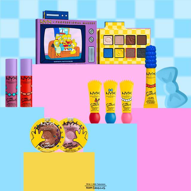 Une collection de produits de maquillage sur le theme de la serie animee "The Simpsons" comprenant deux blushs liquides, une palette de fards a paupieres ressemblant a un televiseur, deux poudres d'highligherts ronds en forme de donuts, un fixateur de sourcils et trois baumes a levres mats, disposes sur un fond bleu surmonte d'un motif a carreaux bleu clair, avec des rectangles unis jaunes et roses en bas, photographies a hauteur des yeux avec un eclairage artificiel vif et uniforme.