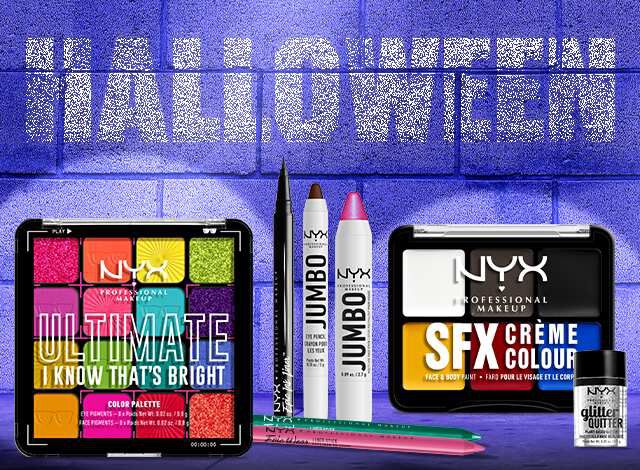 Halloween : une palette Ultimate Shadow - I Know That's Bright, un eyeliner Epic Ink noir, un crayon yeux Jumbo Eye - Eggplant, un crayon Highlighter - Blueberry Muffin, Palette SFX Visage et Corps - Primary, Crayon Epic Wear et des paillettes sont poses devant un mur de briques bleu.