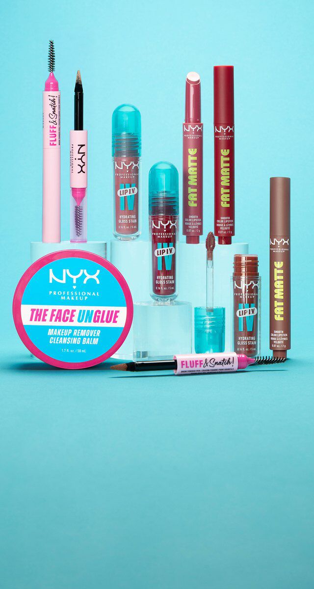 Des produits maquillage disposes sur un fond bleu. Il y a des rouges a levres mats Fat Matte beige, rose, marron, rouge, pourpre ; un baume demaquillant bleu et rose The Face Unglue ; et des produits pour les sourcils Fluff & Snatch. 	