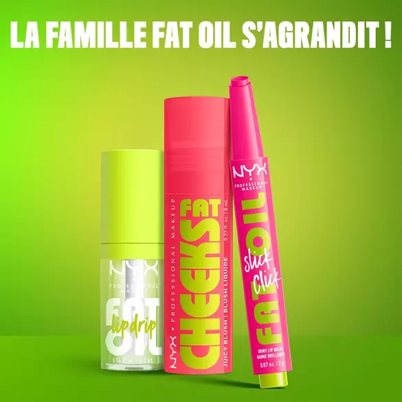 Gloss liquide Fat Oil Lip Drip, Blush liquide Fat Cheeks et Baume a levres Fat Oil Slick Click, alignes sur un fond vert 