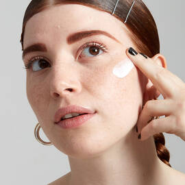 Base de teint hydratante au chanvre Bare with me SPF30
