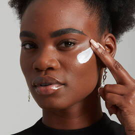 Base de teint hydratante au chanvre Bare with me SPF30